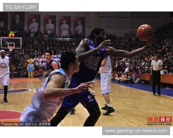 篮球猛男意外“制造奇迹”!抢篮板撞坏技术台的背后故事 篮球猛男意外“制造奇迹”!抢篮板撞坏技术台的背后故事