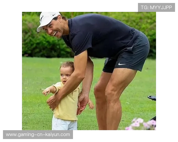 纳达尔儿子亮相训练场萌翻全网 纳达尔儿子亮相训练场萌翻全网