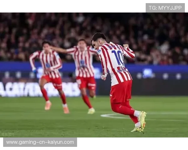 巴萨三人包夹断球瞬间转攻,佩德里直塞节奏完美 巴萨三人包夹断球瞬间转攻,佩德里直塞节奏完美