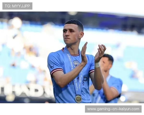 曼城福登中路扑倒后迅速爬起推射得分,展现不屈精神与无畏决心 曼城福登中路扑倒后迅速爬起推射得分,展现不屈精神与无畏决心